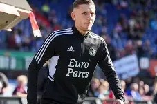 哈哈体育官网-里程碑夜费耶诺德回应争议，亚冠窗口期刷纪录，管理层满意，数据趋势出现新变化