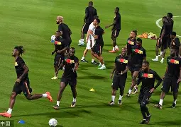 集结日体能课后；曼联战术微调备战亚冠；引发热议；训练强度明显提升